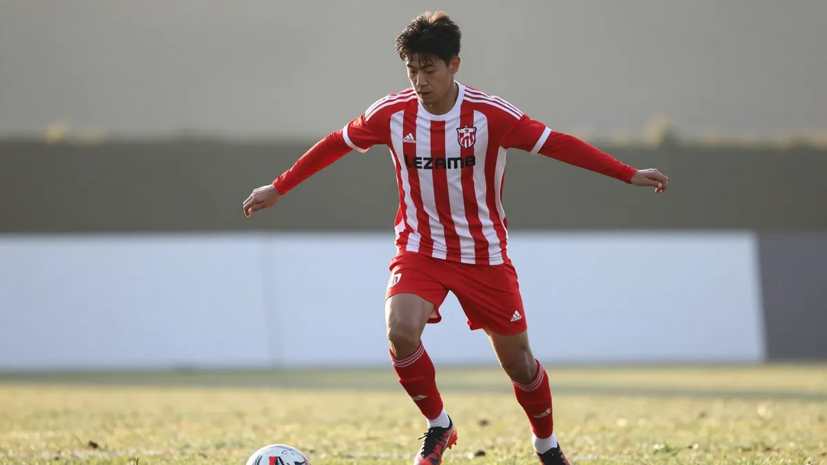 El club vizcaíno continúa su estrategia de confiar en jugadores formados en Lezama, sin fichajes externos, mientras se...
