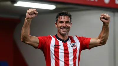 Chidera Ejuke celebró la victoria de Sevilla (3-1) sobre el Athletic Bilbao tras un partido marcado por la expulsión del...